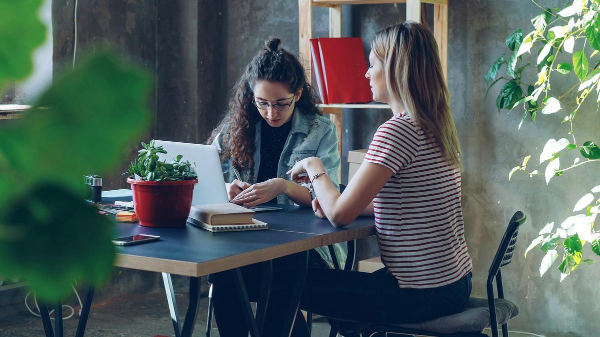 Dos chicas trabajando