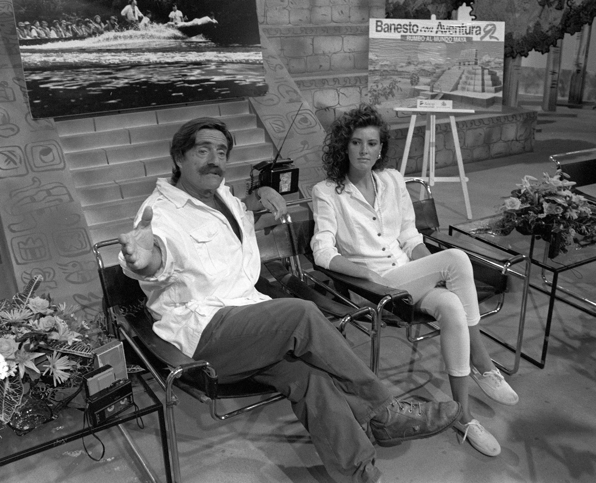 Miguel de la Quadra-Salcedo junto a Verónica Mengod. Presentaron el programa Aventura 92 en TVE.