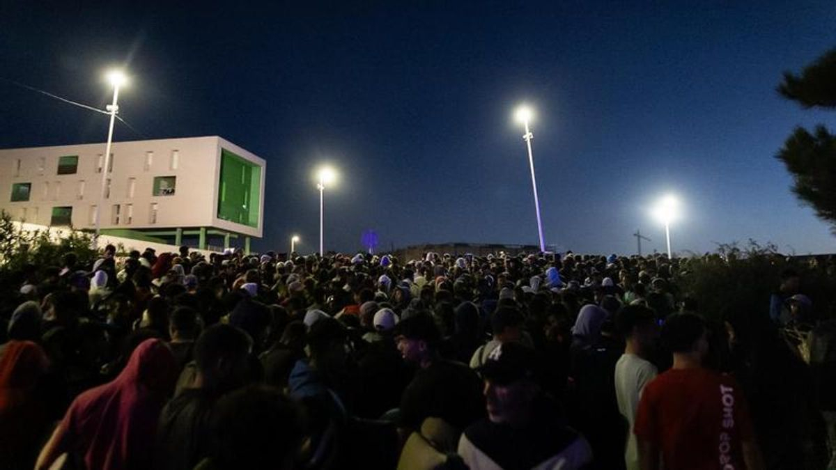 Las imágenes del traslado de cientos de migrantes a un nuevo centro temporal de acogida en Ceuta