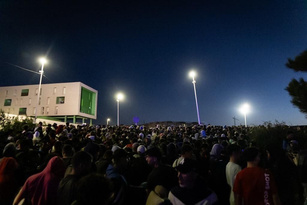 Traslado de cientos de migrantes a un nuevo centro temporal de acogida en Ceuta