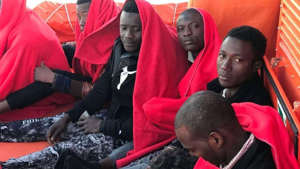 Medio centenar de inmigrantes pasan la noche en un barco de Salvamento en Algeciras sin sitio de acogida