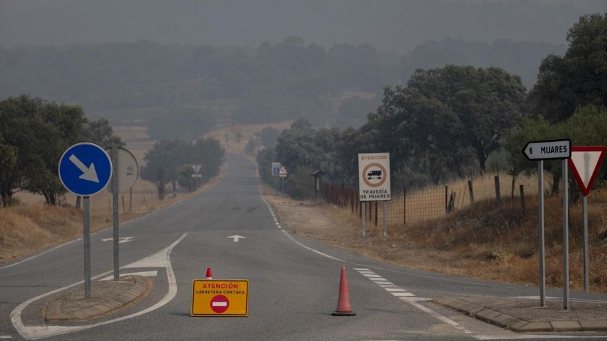 Una carretera cortada por el incendio forestal, a 27 de julio de 2026, en Mijares, Ávila, Castilla y León (España).