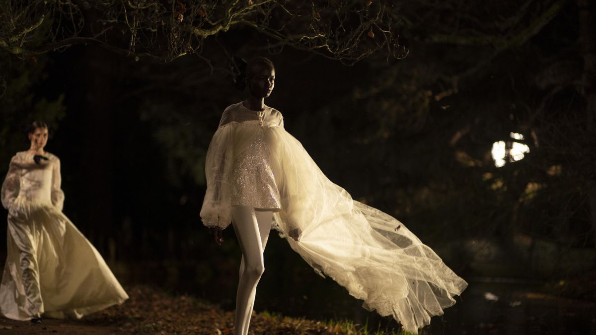 La modelo de Sudán Ada (Anyier Anei) en un desfile dentro de 'Coture'