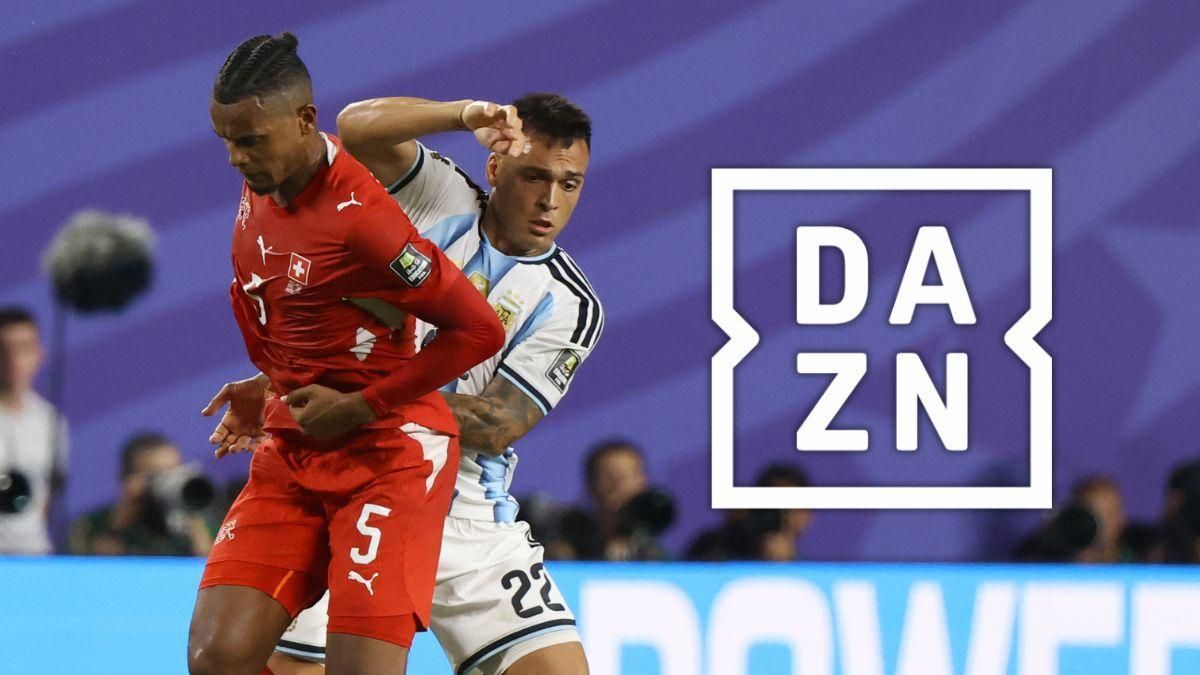 Lautaro Martínez (Argentina) disputa un balón con Manuel Akanji (Suiza) este sábado