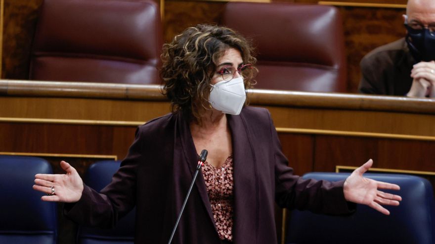 La ministra de Hacienda, María Jesús Montero, interviene en la sesión de control al Gobierno, el pasado miércoles. EFE/Chema Moya