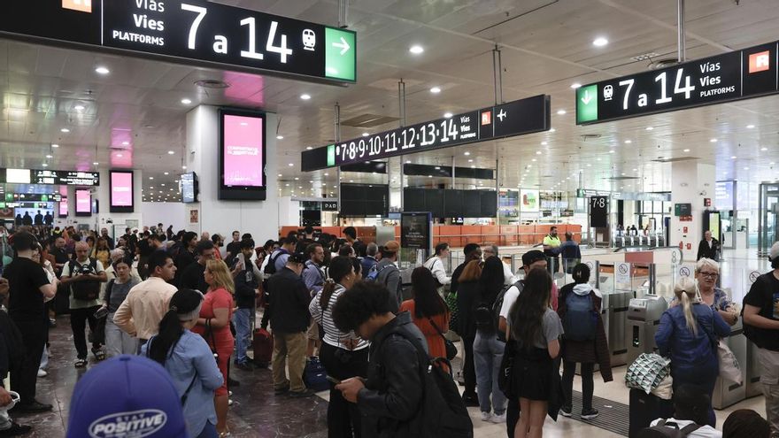 Imagen de archivo de decenas de viajeros que esperan en la estación de Sans en Barcelona.