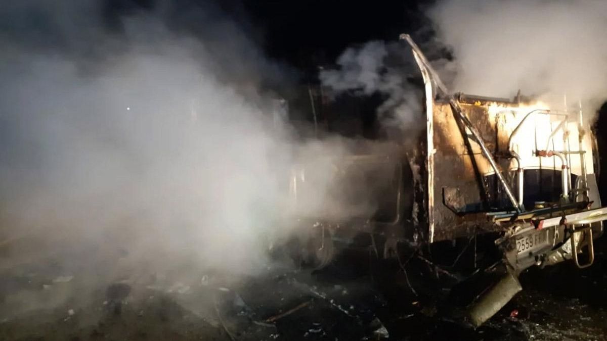 Los bomberos proviciales de la Diputación de León actúan ante el incendio de una autocaravana