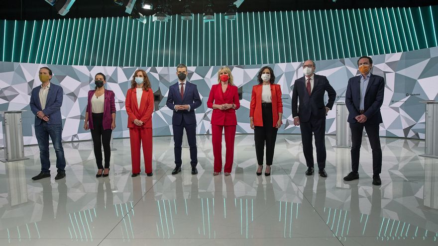 Los moderadores del debate, Jon Ariztimuño y María Rey, posan con los seis candidatos a la Presidencia de la Comunidad
