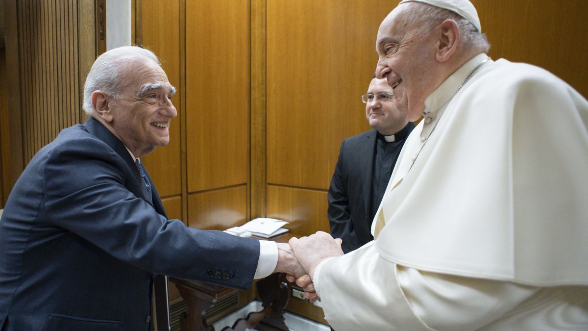 Martin Scorsese en un encuentro con el papa Francisco en mayo de 2023