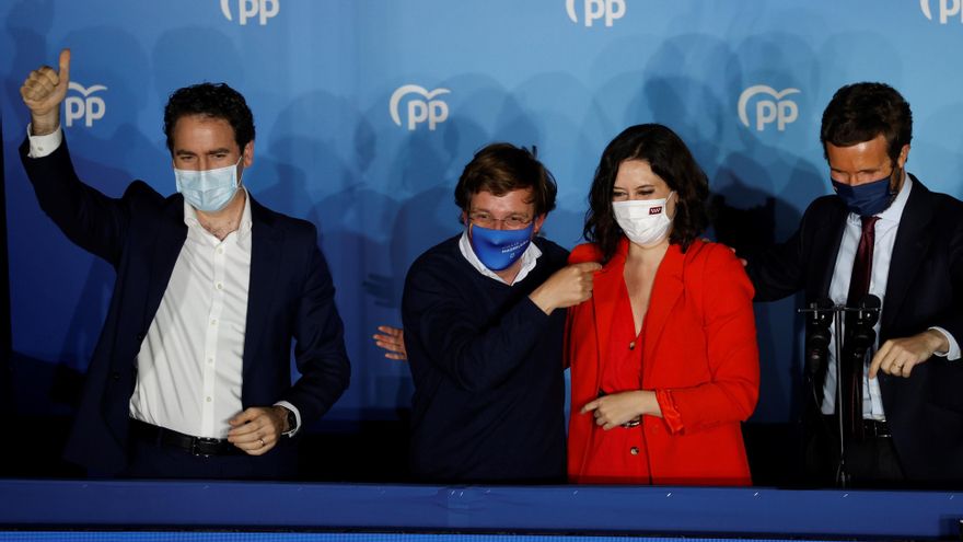 La presidenta de la Comunidad de Madrid y candidata por el Partido Popular a la reelección, Isabel Díaz Ayuso, acompañada por el presidente del partido Pablo Casado (D), el alcalde madrileño José Luis Martínez-Almeida (2i) y el diputado Teodoro García Egea, hoy martes en la sede del partido en la calle Génova. EFE/Mariscal