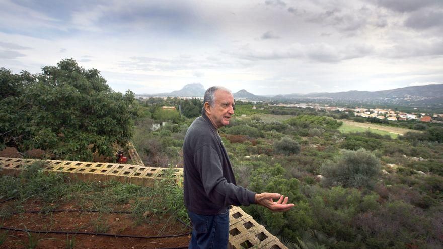El escritor Rafael Chirbes contempla el paisaje de la comarca de la Marina Alta poco antes de su fallecimiento.