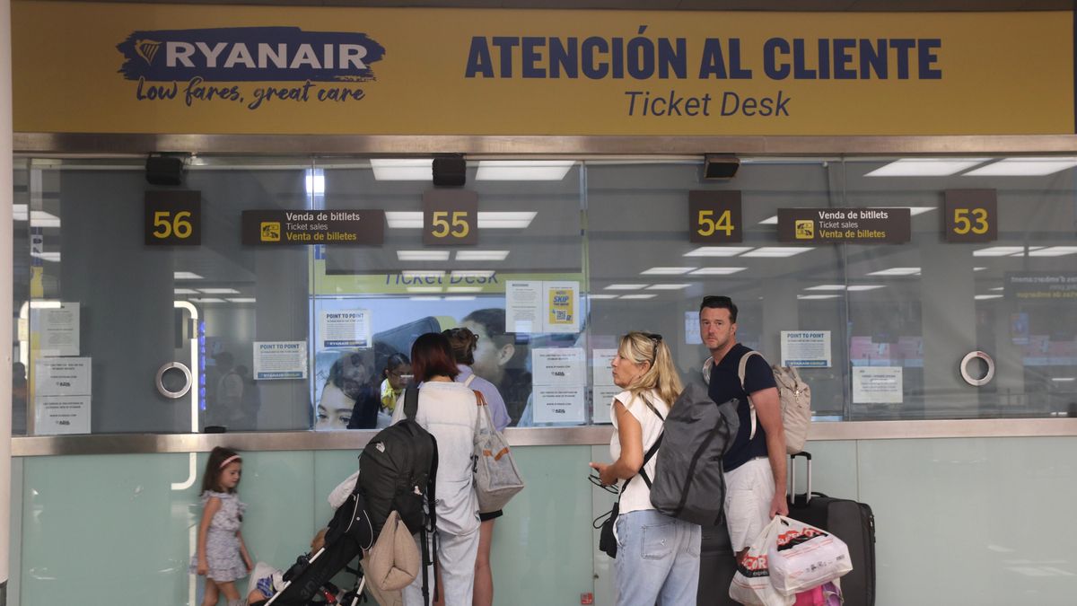 Normalidad en los mostradores de facturación de Ryanair en el aeropuerto de Barcelona