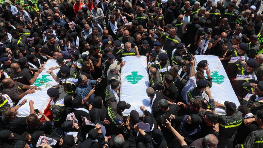 Funeral de tres miembros de la Defensa Civil libanesa en la ciudad de Tiro (sur), el 30 de abril de 2026.