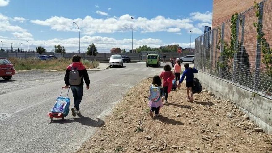 Los alumnos eligen entre la acera intransitable y una carretera de doble dirección.