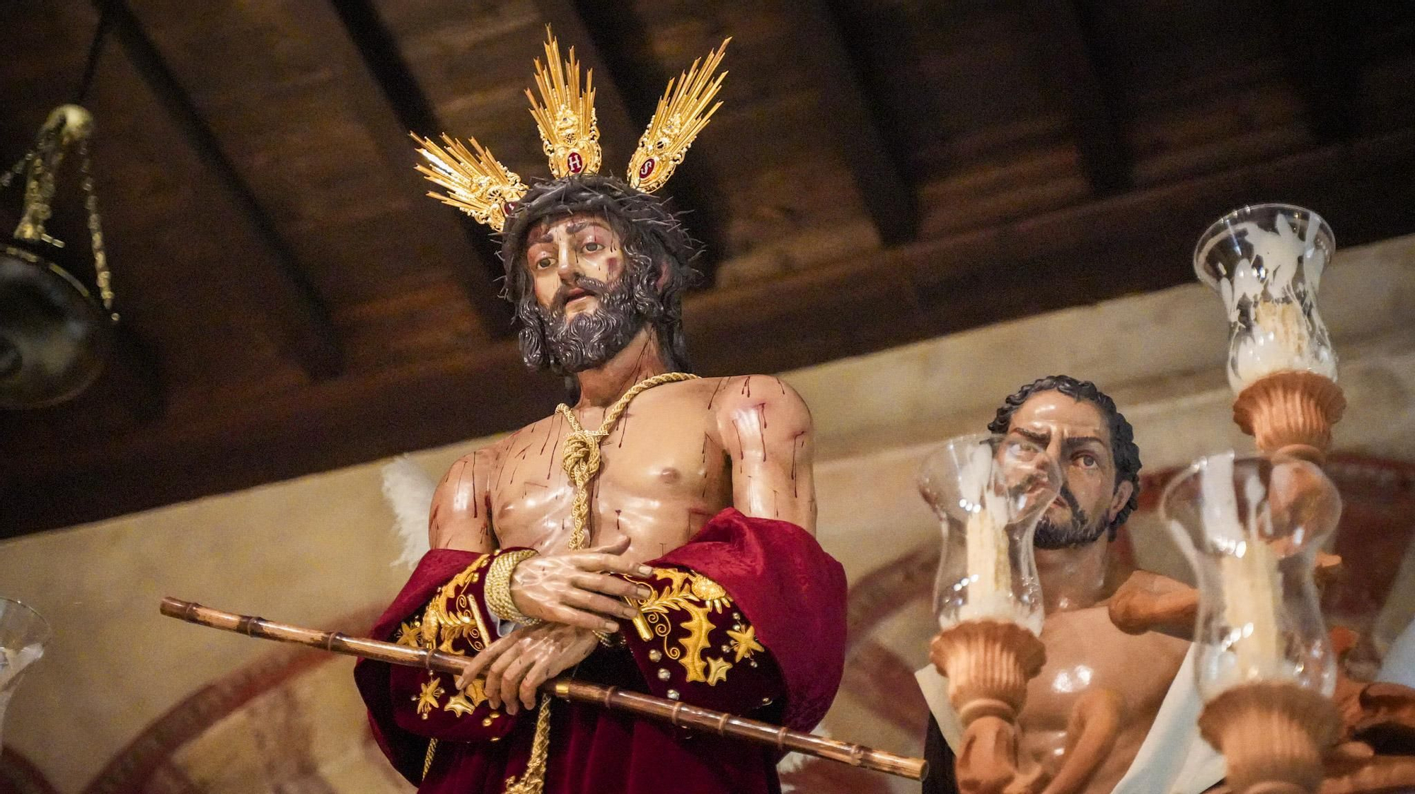 Turistas visitan la Mezquita-Catedral, donde se exponen los pasos que participaron en el Vía Crucis Magno.