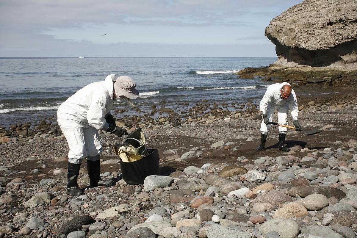 Recogida de fuel en la playa de Veneguera.