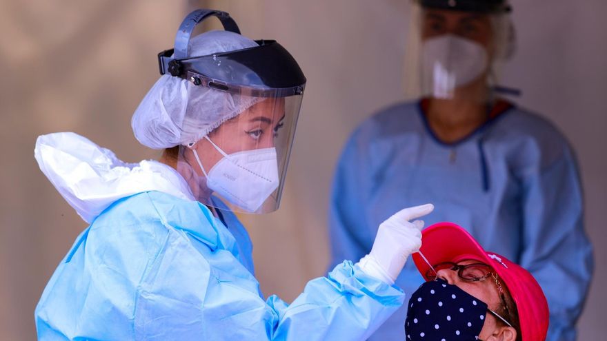 Personal sanitario realiza pruebas de diagnóstico para detectar el coronavirus.