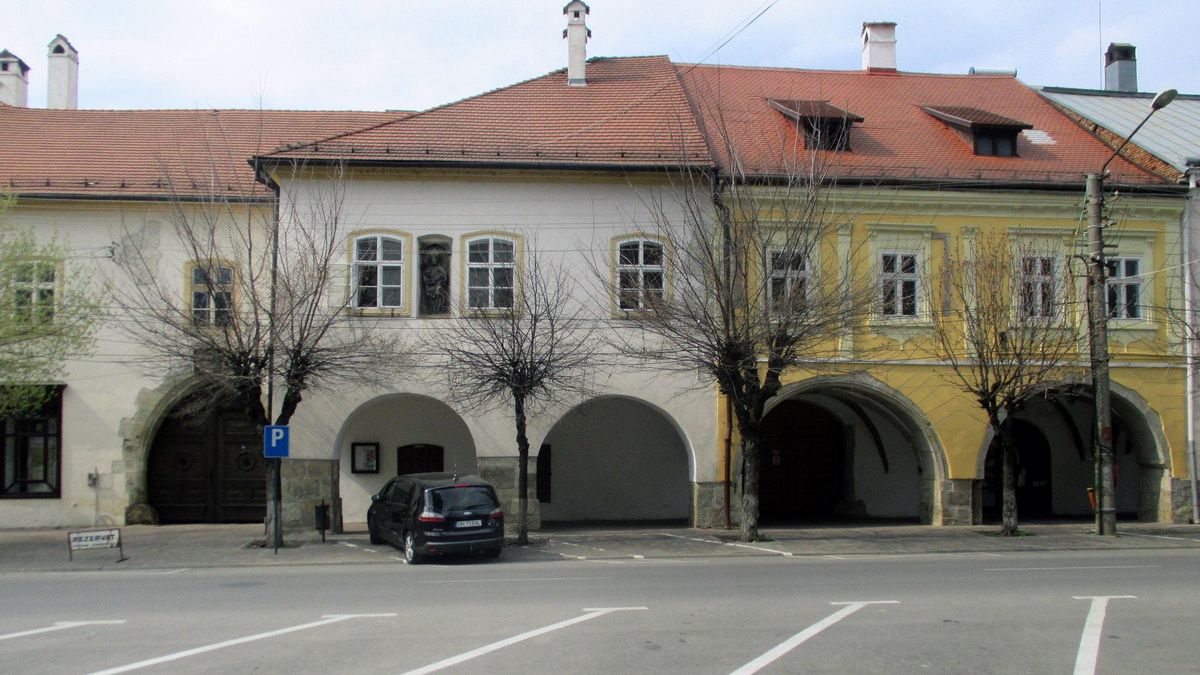 Arcos de las 'Casas Sajonas' en la Plaza Central de Bistrita.