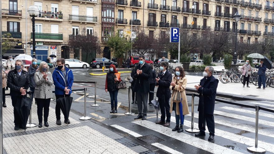 Homenaje a Begoña Urroz, asesinada por el DRIL, en la placa colocada en San Sebastián en su memoria