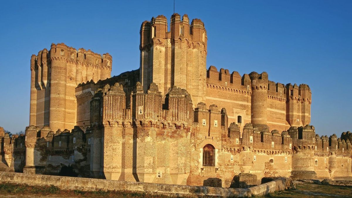 De estilo gótico mudéjar, el castillo de este pequeño pueblo ni es de piedra ni está en lo alto de la localidad