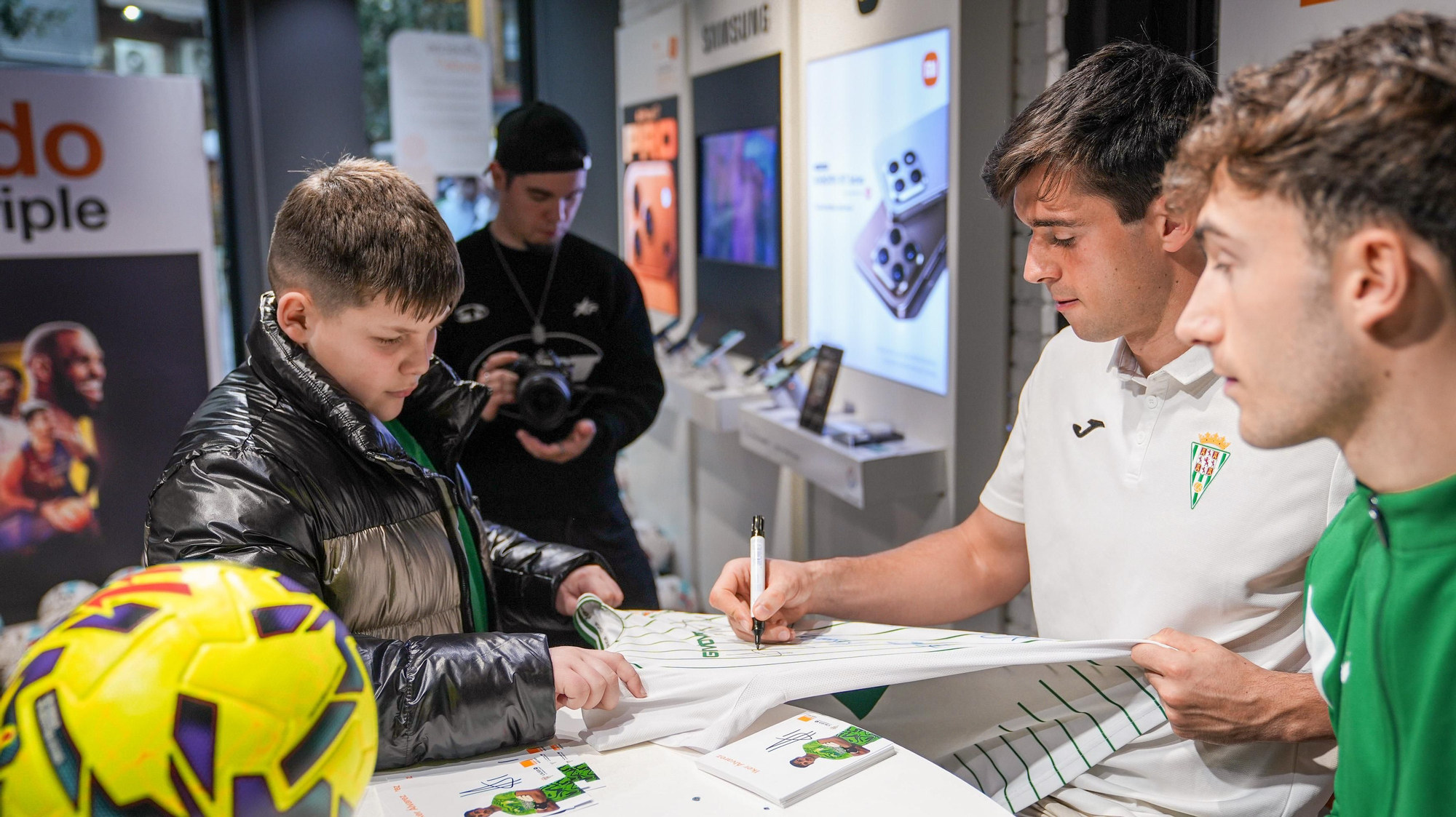 Mikel Goti e íker Álvarez firman autógrafos a los aficionados del Córdoba CF