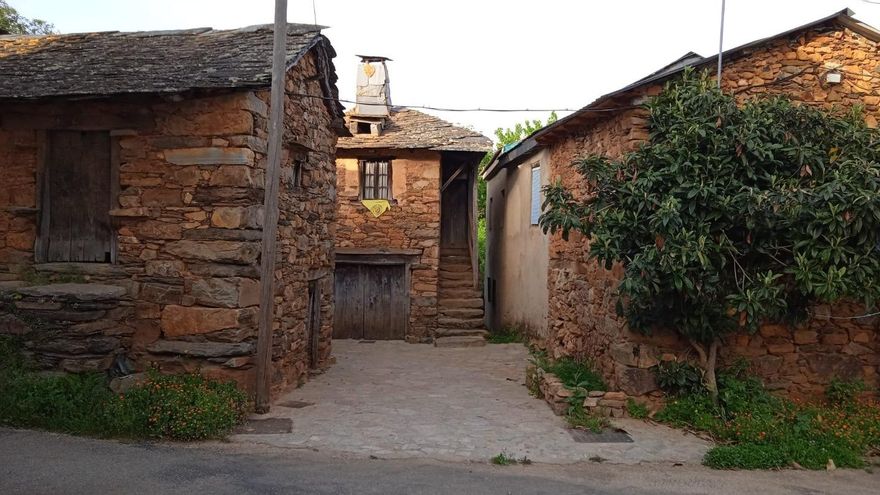 Arquitectura tradicional en Villar del Monte, municipio de Truchas en la comarca de Cabrera (León)