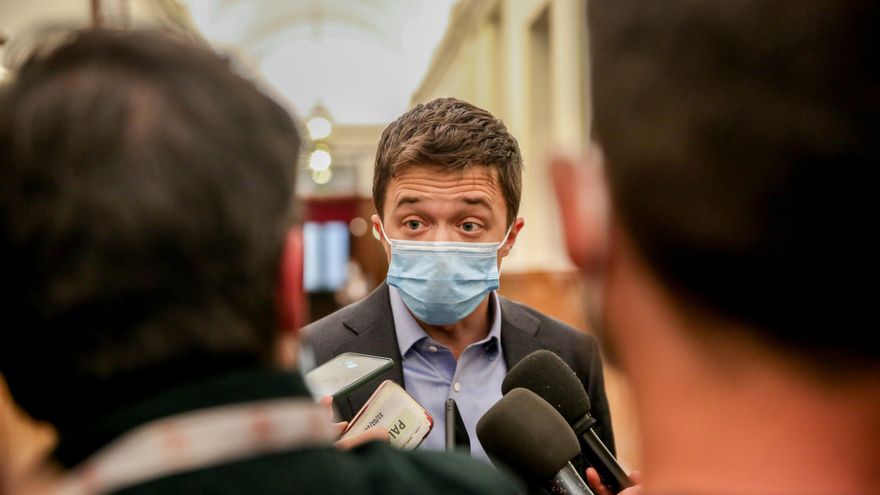 El líder de Más País, Íñigo Errejón, ofrece declaraciones a los medios de comunicación tras su salida de una sesión plenaria en el Congreso de los Diputados, a 22 de febrero de 2022, en Madrid (España).