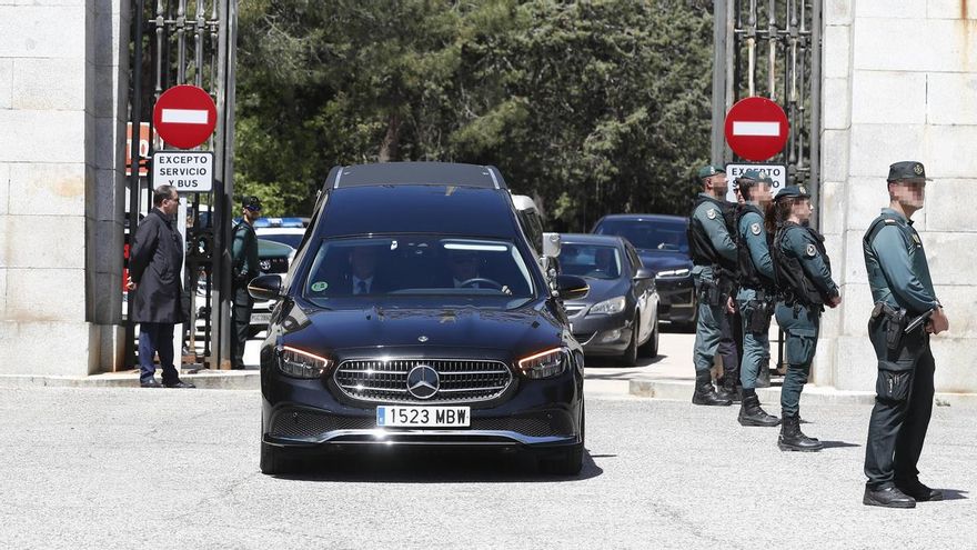 El coche fúnebre con los restos de Primo de Rivera sale del valle de Cuelgamuros.