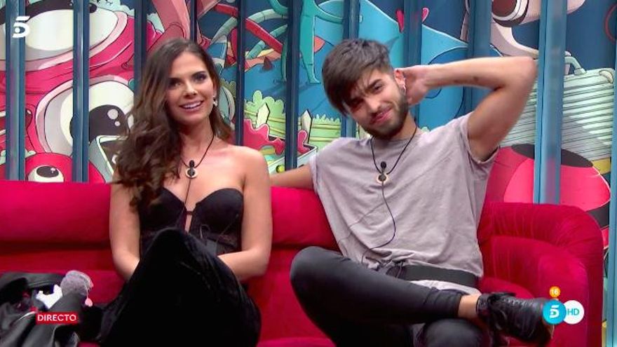 Lorena junto a Rubén en el confesionario