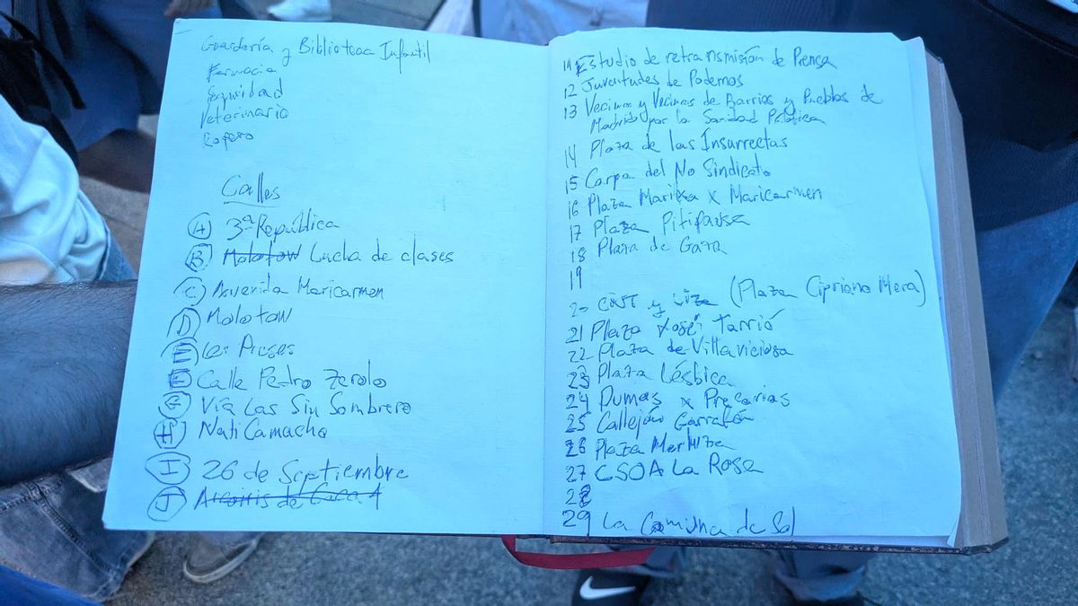 El mapa de la plaza y una lista con nombres de calles, en la acampada de Sol