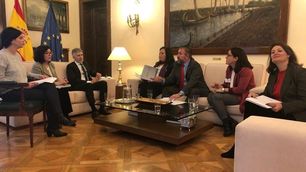 Marlaska trasmite a la AVT que no habrá acercamiento en bloque de presos de ETA y que estudia sancionar los homenajes