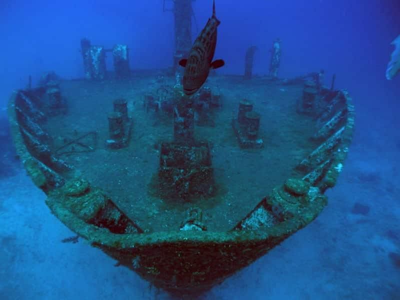 Una de las partes del barco sumergidas en la bahía de Roatán