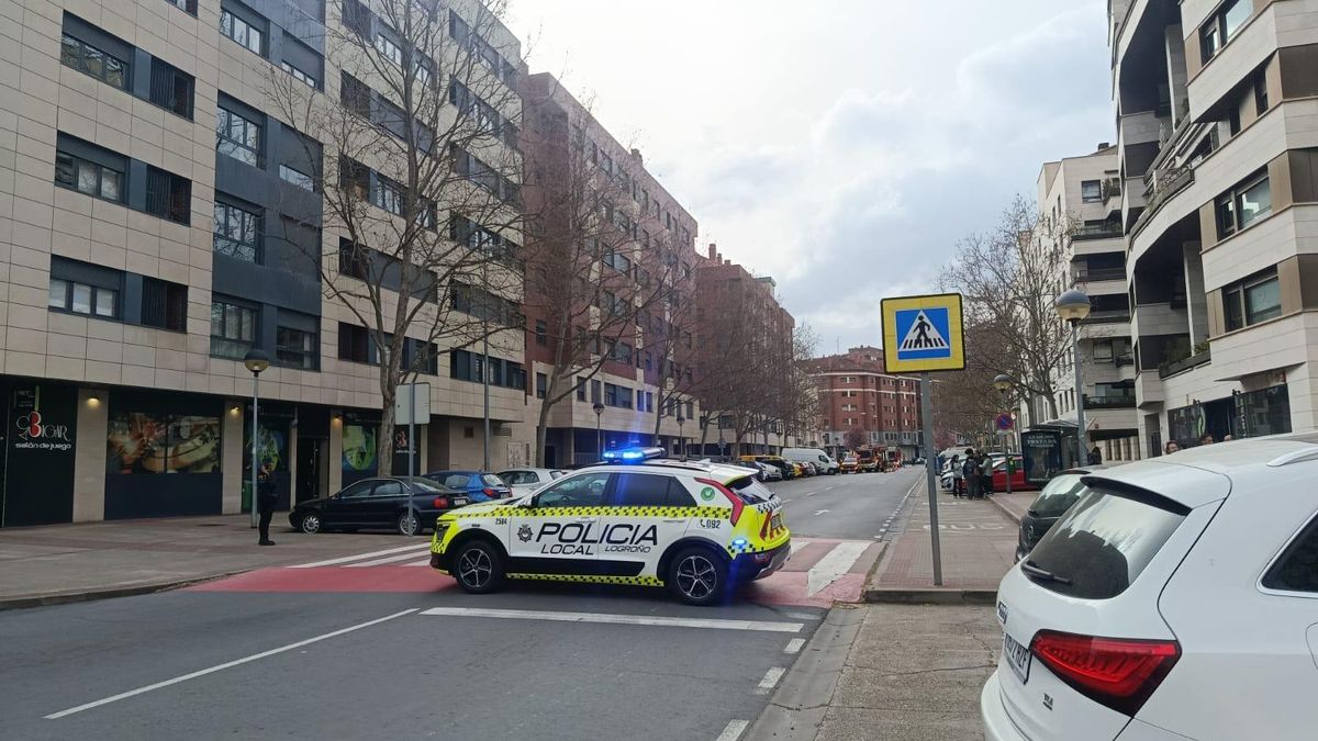 Coche de la Policía Local de Logroño en la calle Poeta Prudencio 
