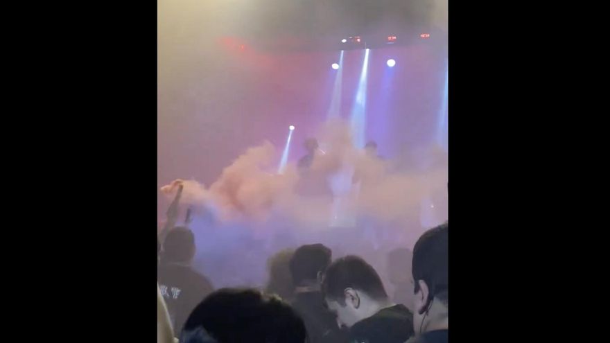 A casi 20 años de Cromañón, encendieron una bengala durante un recital en un local cerrado
