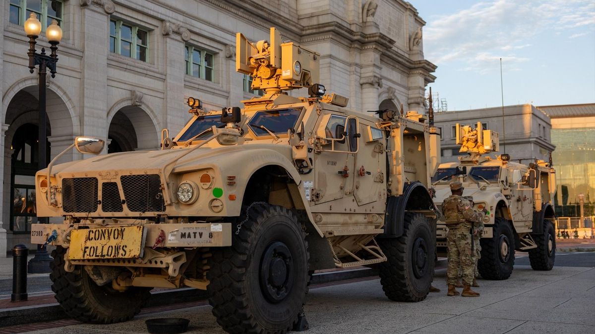 Vehículos militares aparcados delante de la estación de tren de Washington, el 14 de agosto.