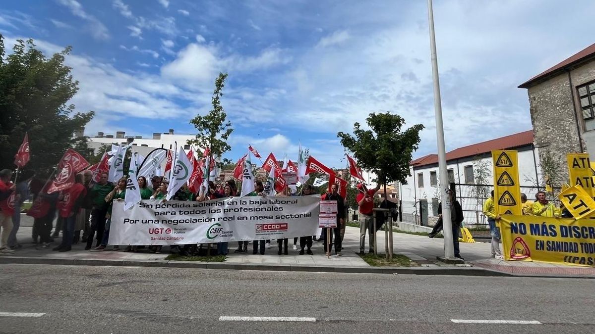 Sindicatos de sanidad se concentran frente al Parlamento de Cantabria contra "la discriminación" de los profesionales