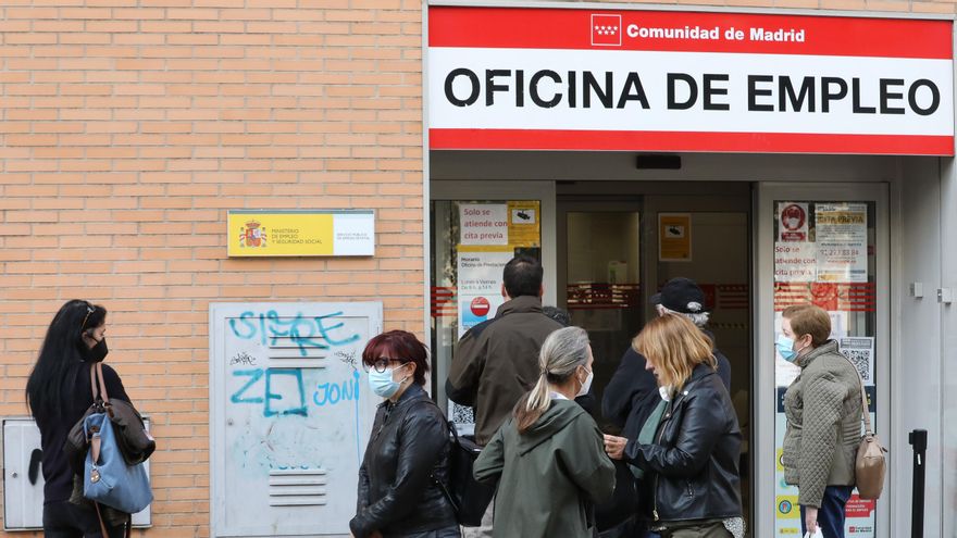 Varias personas en la puerta de una Oficina del Servicio Público de Empleo Estatal (SEPE), el día en el que se han conocido los datos de paro del mes de septiembre de 2021, a 4 de octubre de 2021, en Madrid, (España).