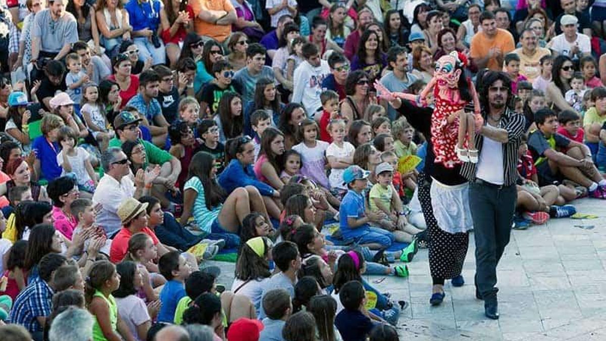 La compañía El espejo negro ofrecerá este sábado, a partir de las 12:00, la obra La cabra