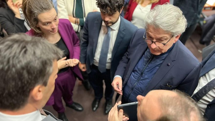 La UE acuerda la primera ley de Inteligencia Artificial tras sortear el escollo de la vigilancia biométrica