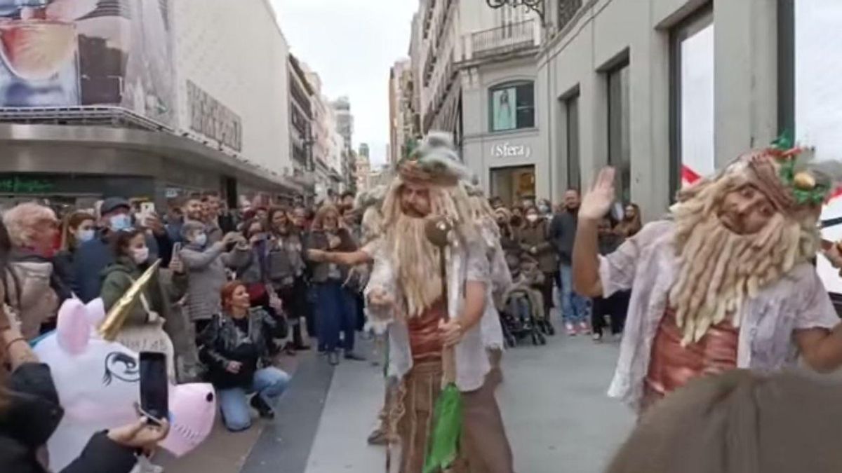 La Chirimurga del Timple en plena actuación en el centro de Madrid.