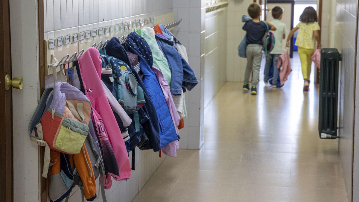 Imagen de archivo de niños entrando en un Centro de Educación Infantil y Primaria en Logroño.-EFE/ Raquel Manzanares