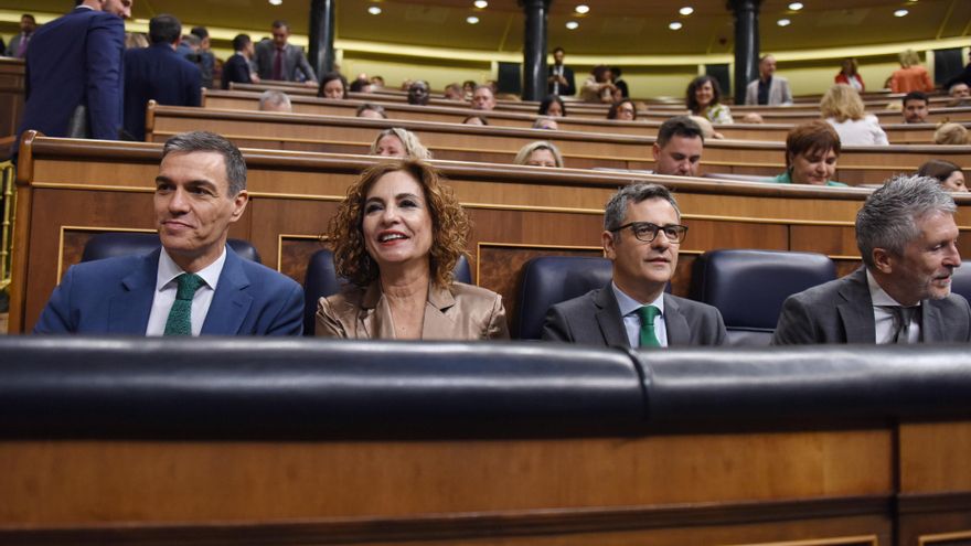 Feijóo acusa al Gobierno de "llenar los bolsillos de corruptos" y Sánchez defiende a Cerdán como "persona honesta"