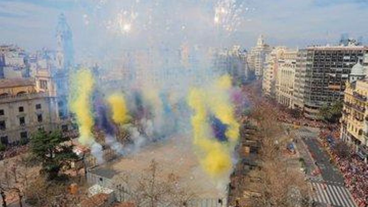 Una mascletà en la plaza del Ayuntamiento de València.