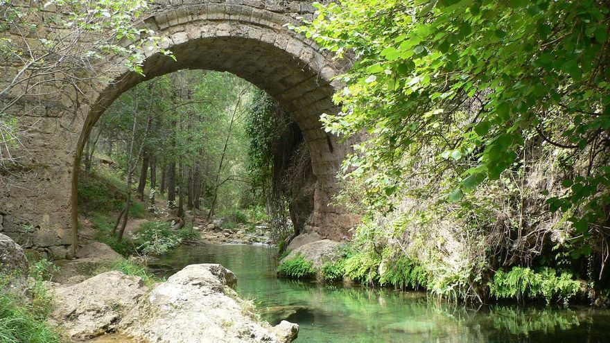 Del siglo XV y declarado Bien de Interés Cultural, la leyenda de este puente cuenta que fue construido en una sola noche