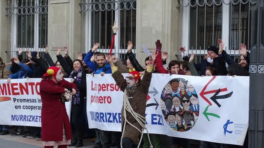 Las ONG protestan en el "ParlaMIENTO" por sus promesas incumplidas en cooperación