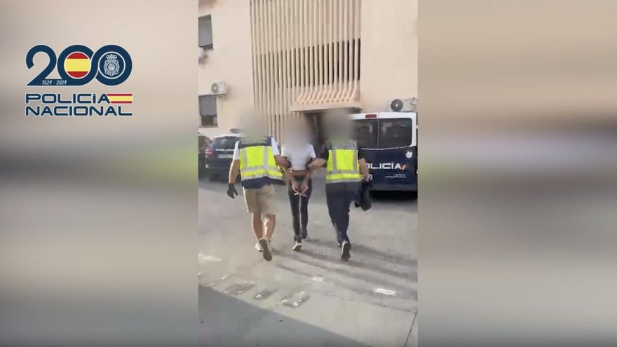 Se queda dormido en una parada de guaguas y cuando despierta es víctima de una detención ilegal y un robo