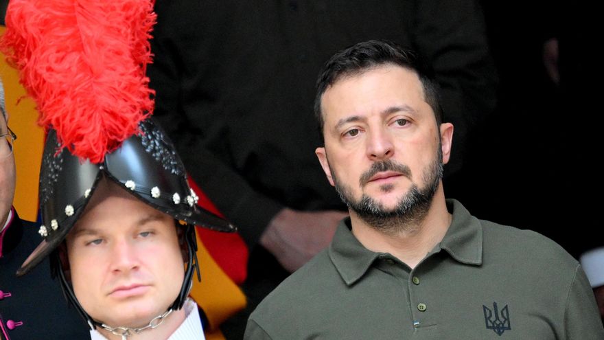 El presidente ucraniano Volodímir Zelenski (D) sale tras una audiencia privada con el papa Francisco, en octubre de 2024. EFE/EPA/ETTORE FERRARI