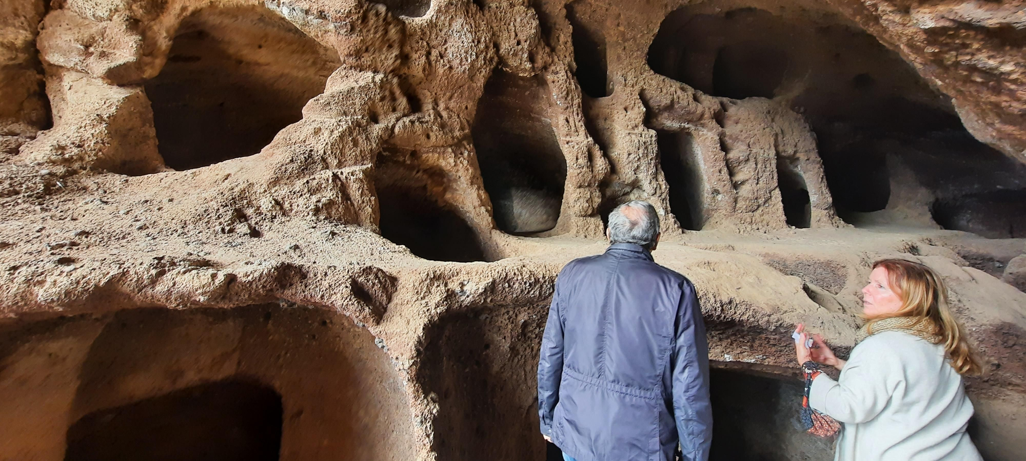 Interior del granero. La codirectora de la excavación, Cheli Marrero, explica a un historiador aspectos constructivos de los silos.