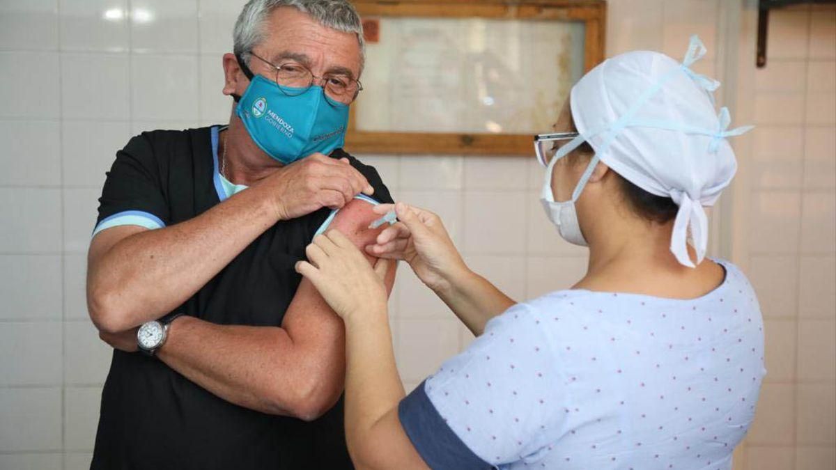 Casi el 90% de los mayores de 60 años recibió la primera dosis de la vacuna