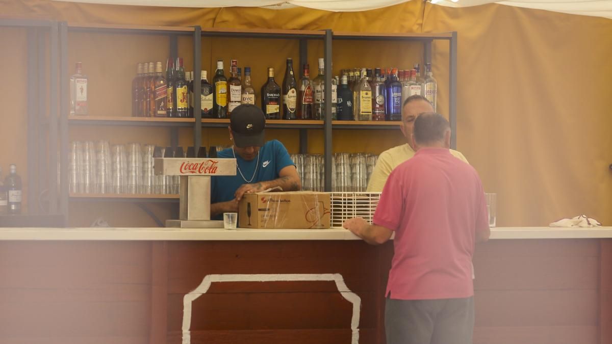 Montaje de barras y mesas en la feria de Córdoba